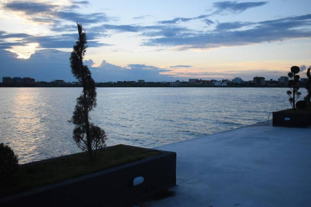 Apartment By The Lake With A View Mamaia Exterior photo